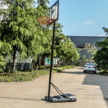 Træn basketball i indkørslen